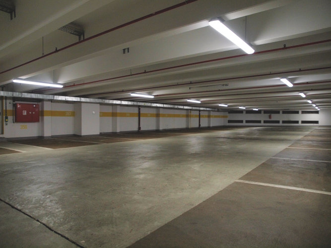 Illumination of a parking garage with Duris E 3 LEDs